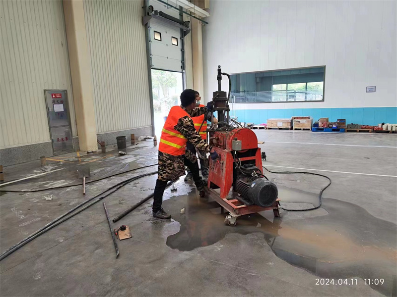 龙河镇厂房地面下沉塌陷注浆加固施工